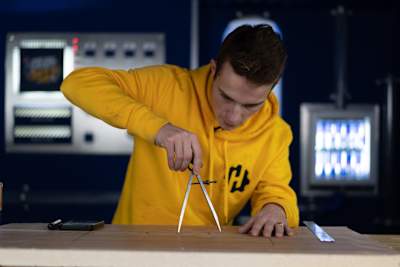 Henri Hihacks utilise un compas lors de la fabrication de son planeur Fortnite.