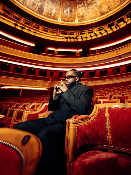 Tayc pose dans la salle du Théâtre des Champs-Élysées qui accueillera le concert Red Bull Symphonic.