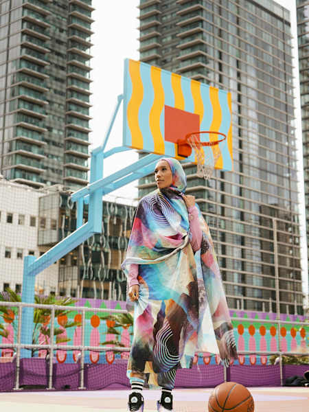 Asma Elbadawi playing basketball.