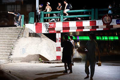 Daryl Dominguez tente un ollie in à Ho Chi Minh city
