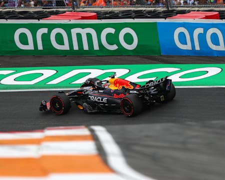 Der Niederländer Max Verstappen am Steuer des (1) Oracle Red Bull Racing RB21 auf der Strecke beim F1-Grand-Prix der Niederlande auf dem Circuit Zandvoort am 31. August 2025 in Zandvoort, Niederlande.