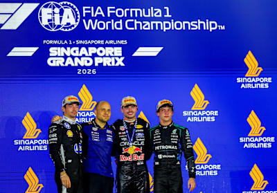 Max Verstappen, Charles Leclerc y Andrea Kimi Antonelli en el podio del Gran Premio de Singapur de Fórmula 1, disputado en el circuito urbano de Marina Bay.