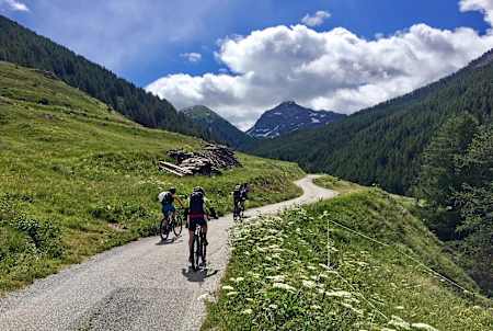 Nad dolino je malo asfaltiranih poti