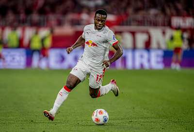 Ridle Baku du RB Leipzig regarde le ballon.