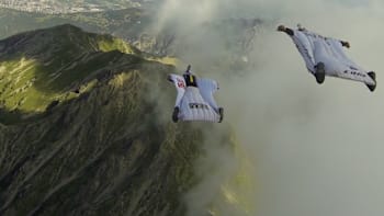 Red Bull Air Force：ウイングスーツのPOV映像