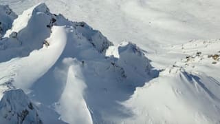 Xavier De Le Rue se tira desde la cima de una montaña.
