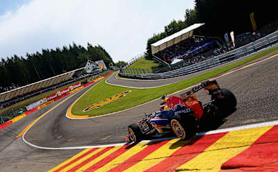 Redbull.com wirft einen Blick auf die besten Rennstrecken der Welt. Hier fährt Mark Webber im Red-Bull-Racing-Auto in Spa-Francorchamps 2013.