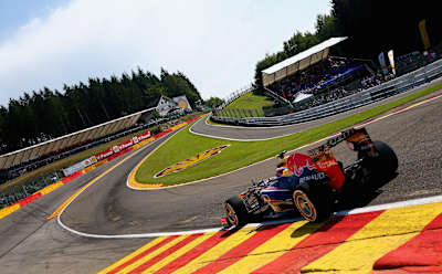 Redbull.com wirft einen Blick auf die besten Rennstrecken der Welt. Hier fährt Mark Webber im Red-Bull-Racing-Auto in Spa-Francorchamps 2013.