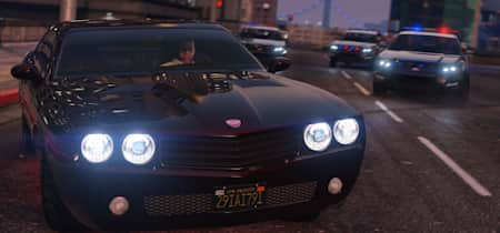 Captura de pantalla de GTA 5 muestra a Franklin Clinton huyendo de la policía en un coche por la noche. Te presentamos las mejores alternativas a GTA 5.