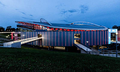 Ein Blick auf die beleuchtete Red Bull Arena bei Nacht.