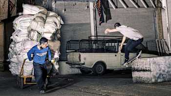 Le skateur et réalisateur Boris Proust pose un trick en skateboard en voyage à Téhéran en Iran.