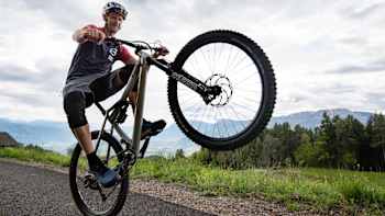 Tom Oehler, rider pro de mountain bike, explique comment faire un wheeling ou roue arrière parfait.