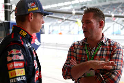 Max Verstappen (izda.), piloto holandés de la Scuderia Toro Rosso, habla con su padre Jos Verstappen (dcha.) antes del GP de Japón de Fórmula 1 en Suzuka