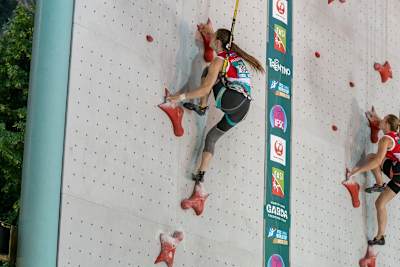Dos mujeres se enfrentan durante una competición de escalada rápida.