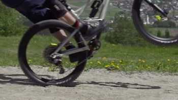 Tom Oehler macht einen Manual auf seinem MTB