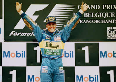 Michael Schumacher celebra desde el podio de Spa-Francorchamps el Gran Premio de Bélgica de Fórmula 1 de 1995.