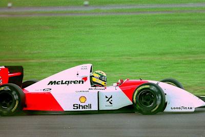 Ayrton Senna con el McLaren MP4-8 durante los entrenamientos previos al Gran Premio de Gran Bretaña de 1993.