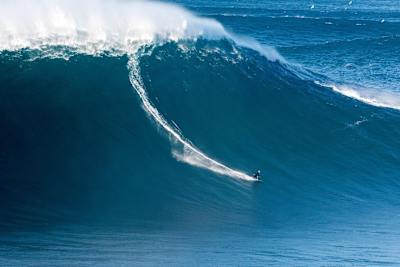 Sebastian Steudtner surft am Eröffnungstag in Nazaré, Portugal.