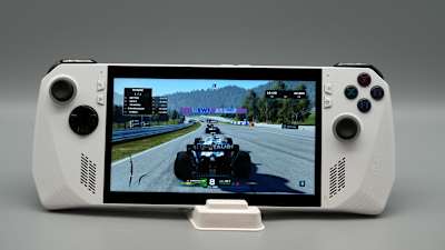 Bild zeigt den PC-Gaming-Handheld ASUS ROG Ally mit dem Spiel F1 23.