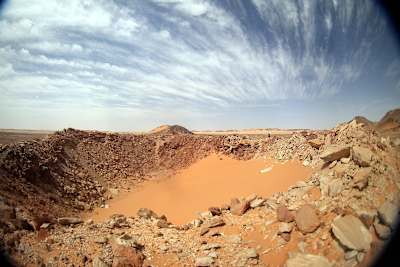 El cráter Kamil tiene 45 metros de diámetro, tiene un cráter de 3 metros de largo y fue descubierto en 2008 en Egipto.