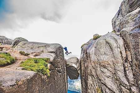 Кьерагболтен-валун, расположенный на горе Кьераг в Рогаланде, Норвегия.