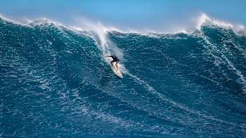 Le surfeur de gros Trevor Carlson surfe la vague géante de Jaws à Maui, Hawaï en janvier 2019.