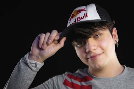 Foto de Reynor inclinando su gorra de Red Bull.