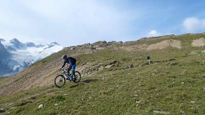 Mountainbiker fährt den Goldsee-Trail im Vinschgau.