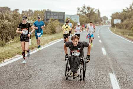 Aron Anderson från Sverige uppträder under den sjätte upplagan av Wings for Life World Run i Zadar, Kroatien den 5 maj 2019.