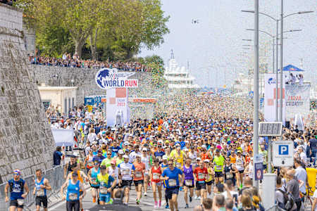 Participantes corriendo durante la carrera emblemática de Wings for Life World Run en Zadar, Croacia 2023.