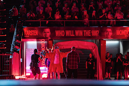 Warholm betritt die Arena. Seine ersten Worte: „Shit is getting real.”