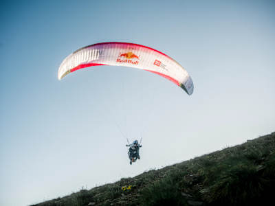 Am 11. Juli 2023 hebt Patrick von Känel unter den Flügeln von Red Bull zu einem aufregenden Flug über Frutigen in der Schweiz ab und zeigt atemberaubende Abenteuer und Können