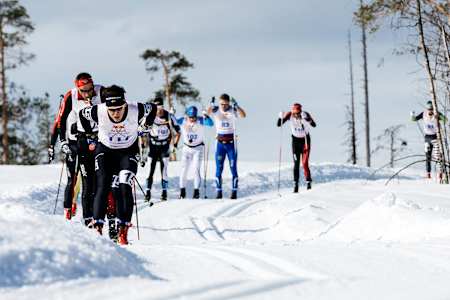 Schnallen Sie die Skier an