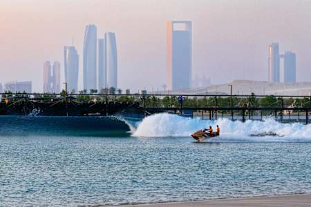 Un surfeur prend un tube parfait à Surf Abu Dhabi, la piscine à vagues artificielle la plus avancée du monde.