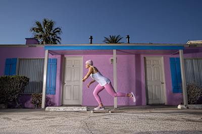 Leticia Bufoni andando de skate no The Pink Hotel