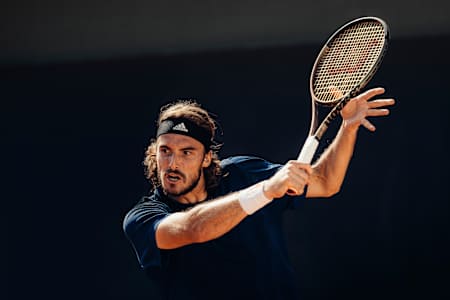 Stefanos Tsitsipas actúa en Marbella, España, el 25 de abril de 2022.
