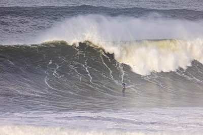 Laura Coviella surfea una ola grande en Praia do Norte, Nazaré, Portugal.