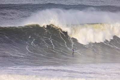 Laura Coviella surfea una ola grande en Praia do Norte, Nazaré, Portugal.
