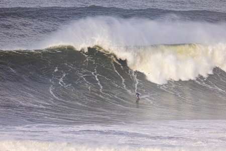 Laura Coviella surfea una ola grande en Praia do Norte, Nazaré, Portugal.