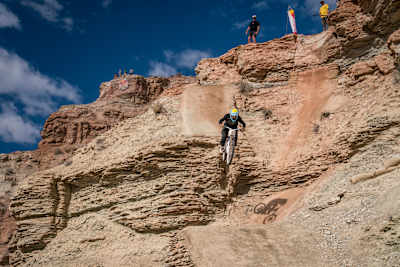 Robin Goomes daalt tijdens de training van de Red Bull Rampage in Virgin, Utah, VS, in oktober 2026 een steile rotswand af.