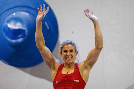 Petra Klingler aus der Schweiz tritt während des Boulder-Halbfinales der Frauen bei den IFSC-Kletterweltmeisterschaften am 5. August 2023 in Bern, Schweiz, an. 