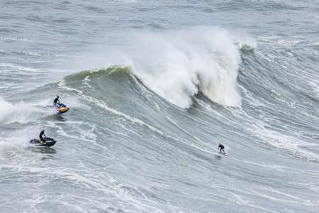 Laura Coviella surfea una ola grande en Praia do Norte, Nazaré, Portugal
