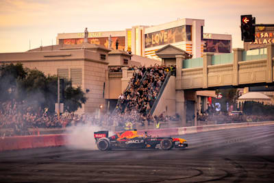 Zuschauer beobachten Sergio Pérez' Performance bei der Las Vegas Grand Prix Launch Party im November 2022.