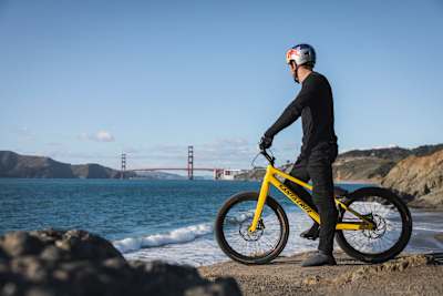 Danny pose avec son VTT Santa Cruz trials pendant le tournage de Postcard from San Francisco ci-dessous.
