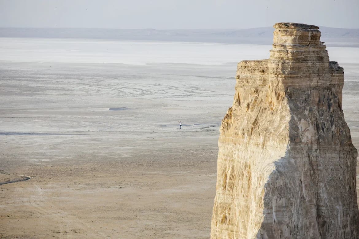 Ο Jaan Roose κατά τη διάρκεια του Red Bull Highline Mangistau στο Aktau, Καζακστάν, 2022.