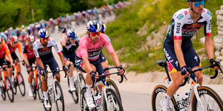 Primoz Roglic fährt im Rosa Trikot des GC-Leaders beim Giro d'Italia 2025.