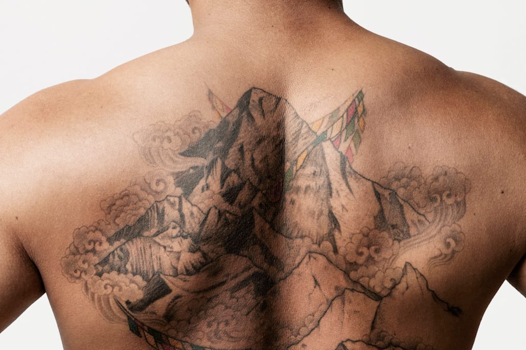 El montañero Nirmal 'Nims' Purja tiene tatuados en su espalda los 14 “ochomiles”.