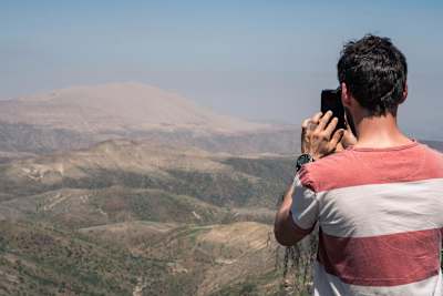 Le VTTiste français Kilian Bron sur le Cerro Blanco, la plus haute dune du monde à Nazca au Pérou.