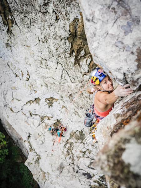 Sasha DiGiulian busca un agarre durante la expedición al Pico Cão Grande en la isla de Santo Tomé.