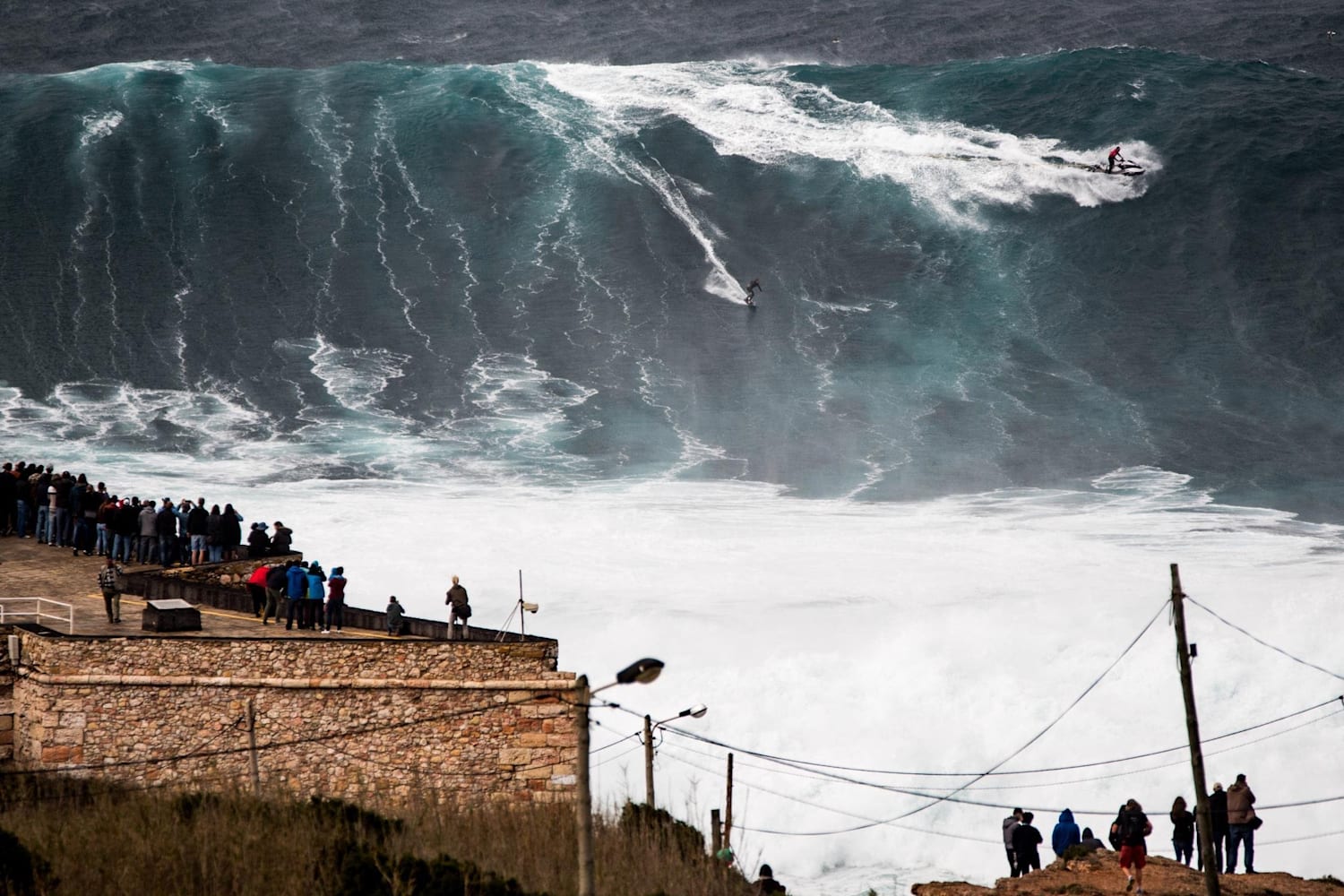 surf de olas grandes acción en Nazaré Red Bull